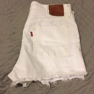White distressed Levi’s shorts